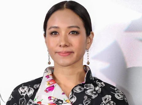 林嘉欣被赞玉女掌门人，却两度恋已婚男事业崩盘，现状太唏嘘，她经历了啥？