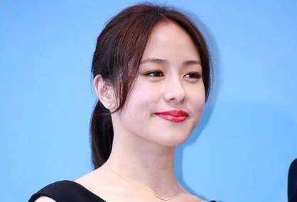 林嘉欣被赞玉女掌门人，却两度恋已婚男事业崩盘，现状太唏嘘，她经历了啥？