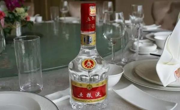 同样都是白酒,俄罗斯的伏特加和我国的白酒区别在什么地方?