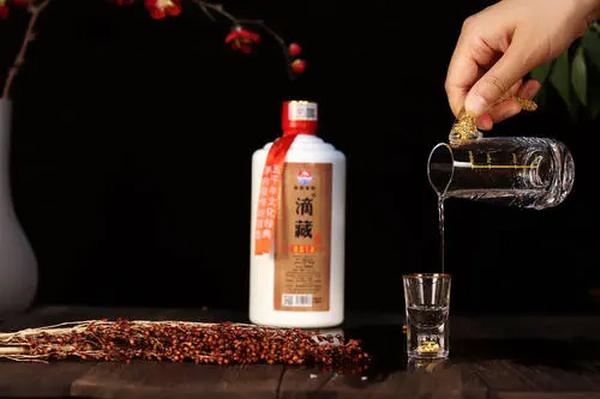 同样都是白酒,俄罗斯的伏特加和我国的白酒区别在什么地方?