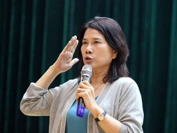 董明珠不赞成年轻人找工作把钱放在第一，那兴趣、收入、前景哪个该居首位？