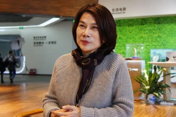 董明珠不赞成年轻人找工作把钱放在第一，那兴趣、收入、前景哪个该居首位？
