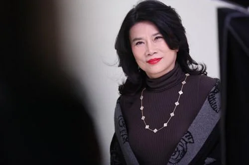 董明珠拒绝帮哥哥走后门被踢出族谱，她的身上有哪些值得我们学习的精神？
